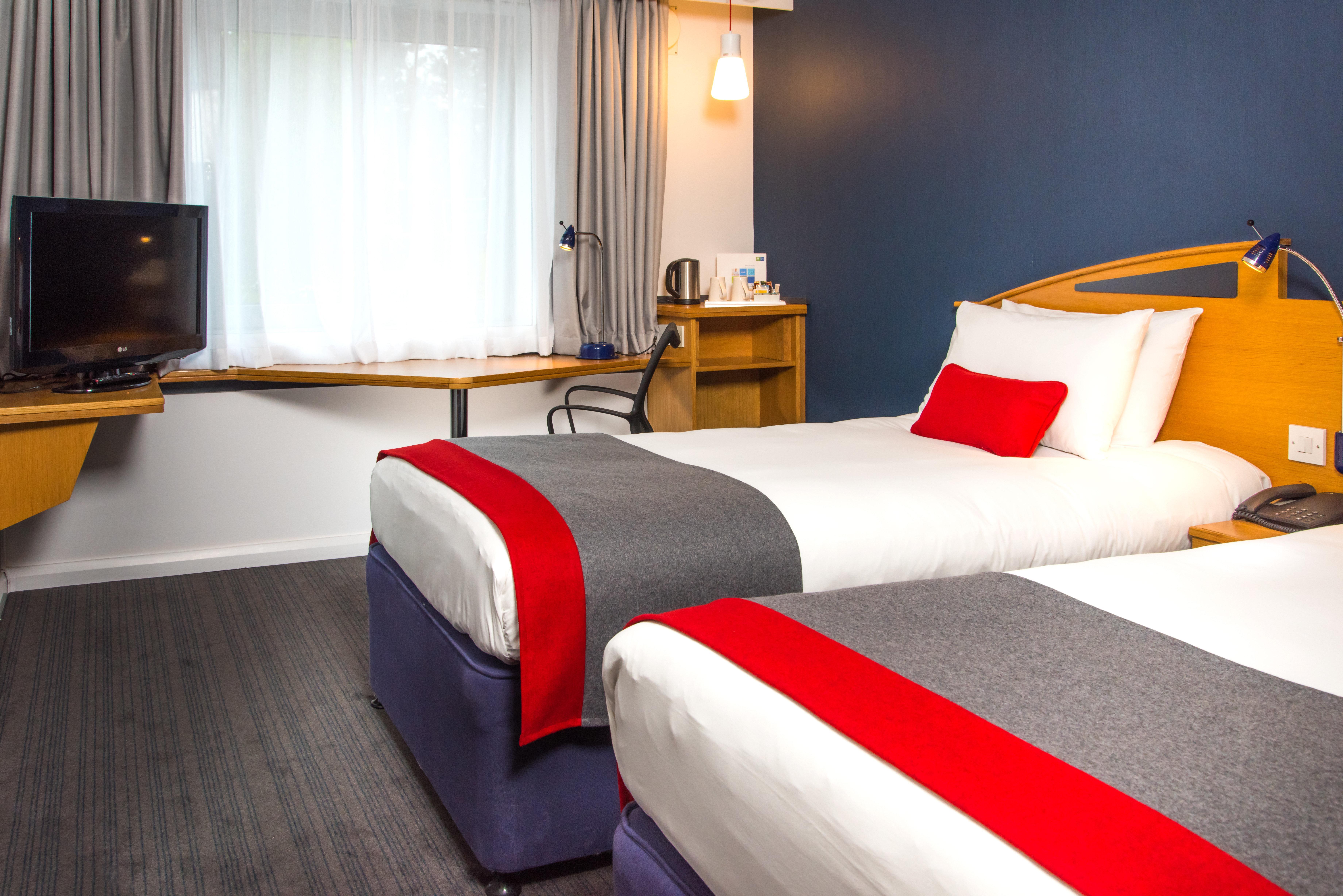 Holiday Inn Express East Midlands Airport, An Ihg Hotel Касл-Донингтон Экстерьер фото